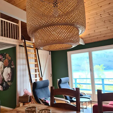 Дом отдыха Nordfjordcabins Blue